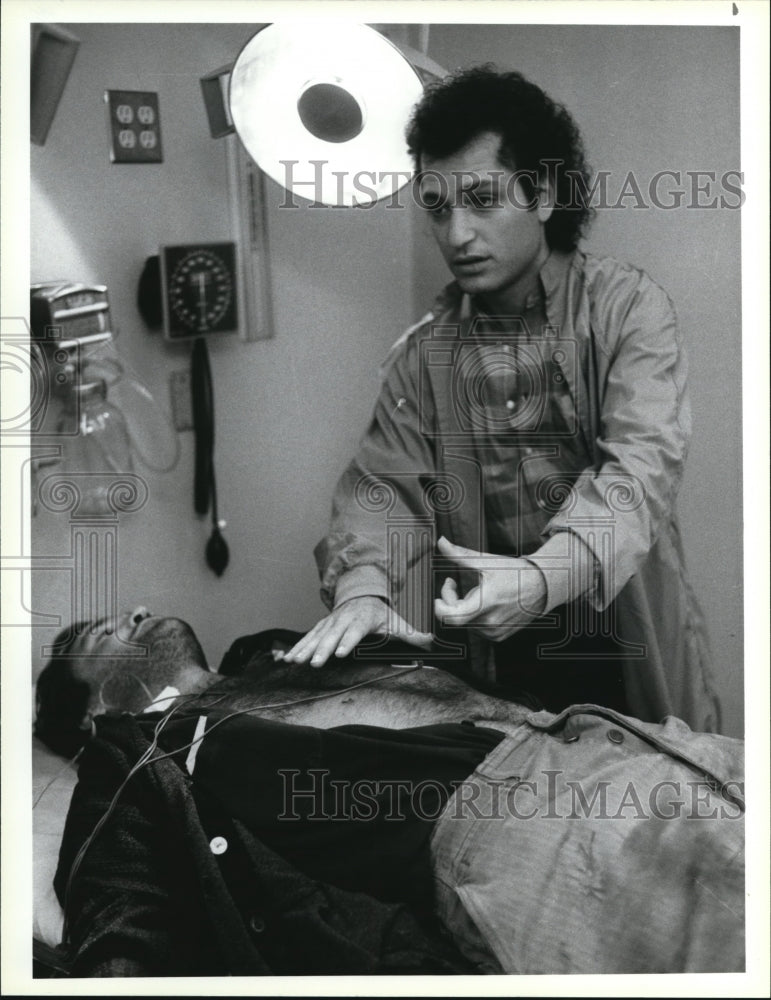 1986 Press Photo Howie Mandel and Mark Cassella star in St. Elsewhere- Historic Images