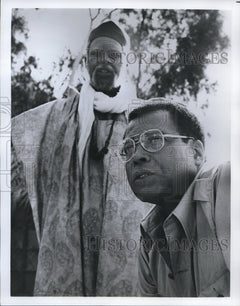 Press Photo James Earl Jones and Alex Haley in Roots The Next Generation -  Historic Images