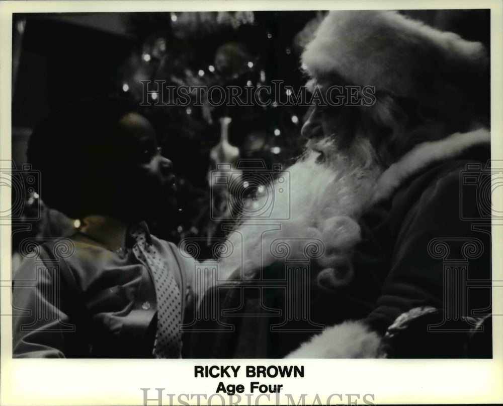 1986 Press Photo Ricky Brown Age 4 &amp; Santa Clause- Historic Images