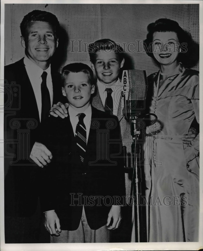 Press Photo Ozzie, Harriet, David, and Ricky Nelson - cvp76597- Historic Images