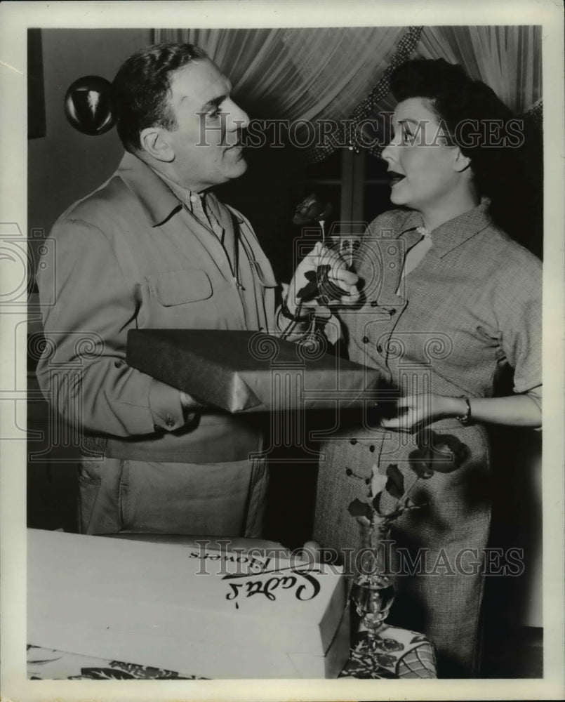 Press Photo Actors William Bendix and Marjorie Raynolds - cvp77642- Historic Images