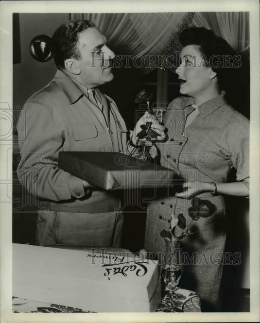 Press Photo Actors William Bendix and Marjorie Raynolds - cvp77642- Historic Images