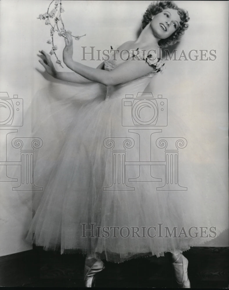 1940 Press Photo Anna Neagle in Wake Up & Dream - cvp80064- Historic Images