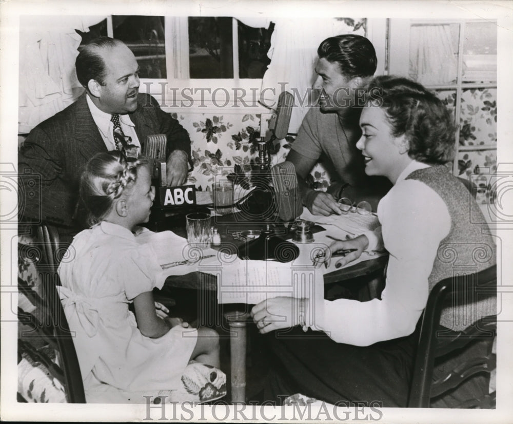 1946 Press Photo Ted Malone, Ronald Reagan, Jane Wyman, Maureen Reagan- Historic Images