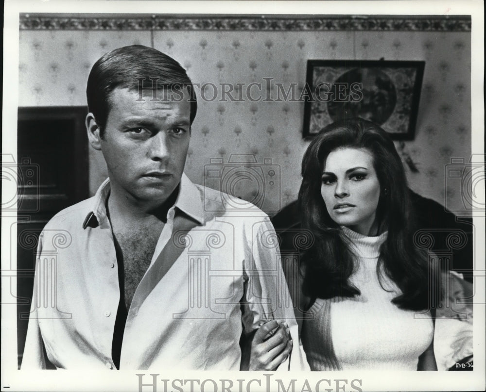1968 Press Photo Robert Wagner &amp; Raquel Welch in The Biggest Bundle of Them All- Historic Images