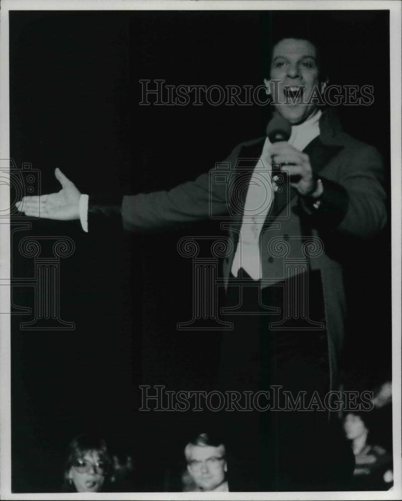 Load image into Gallery viewer, Press Photo Paul Binder, The Big Apple Circus Ringmaster - cvp83399
