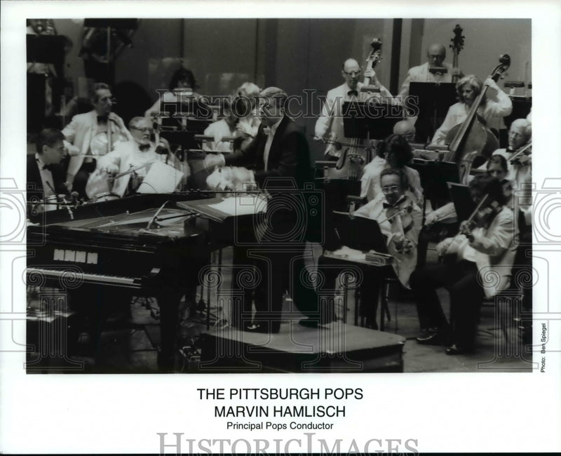 Load image into Gallery viewer, Press Photo The Pittsburgh Pops with Marvin Hamlisch, principal conductor.
