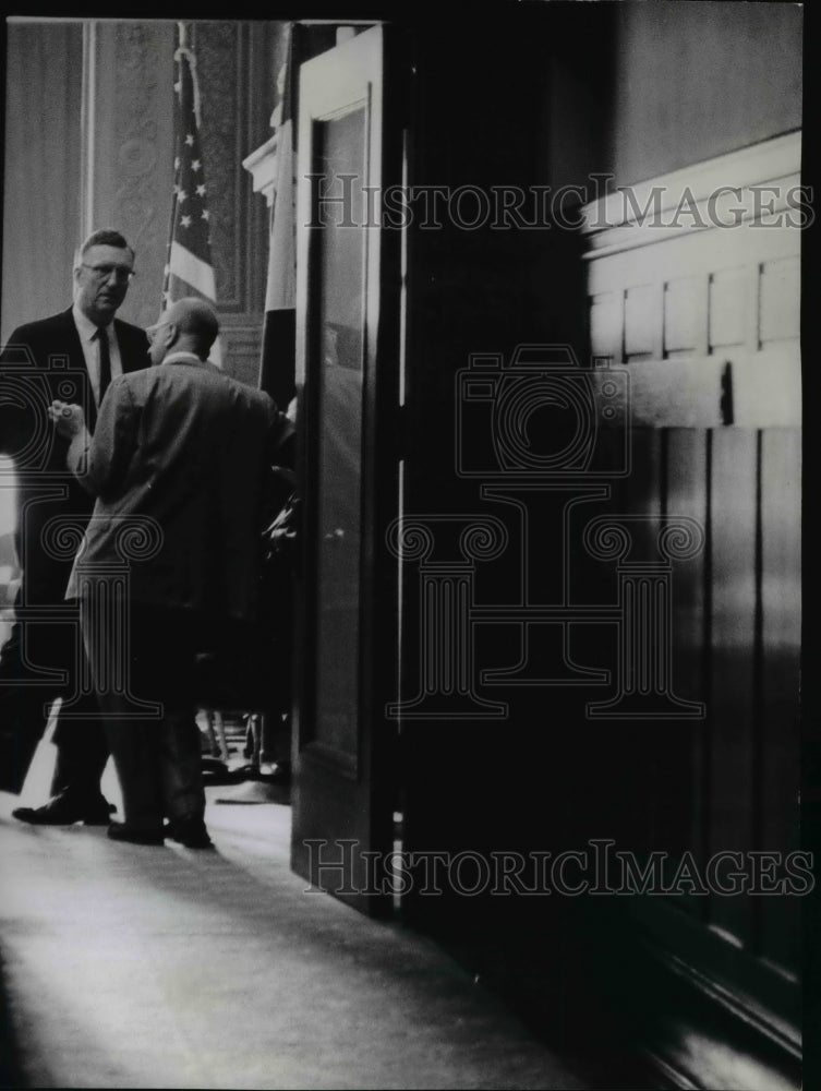 1963 Press Photo Mayor Ralph Locher during a break from Mall Picketing meeting.- Historic Images