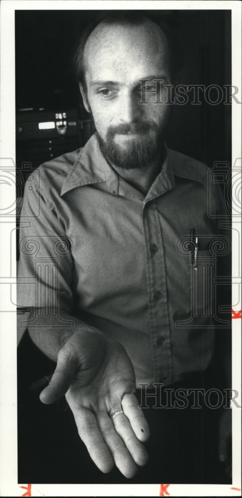 1980 Press Photo Gary Sanders, Design Engineer for CWR Computer Technology- Historic Images
