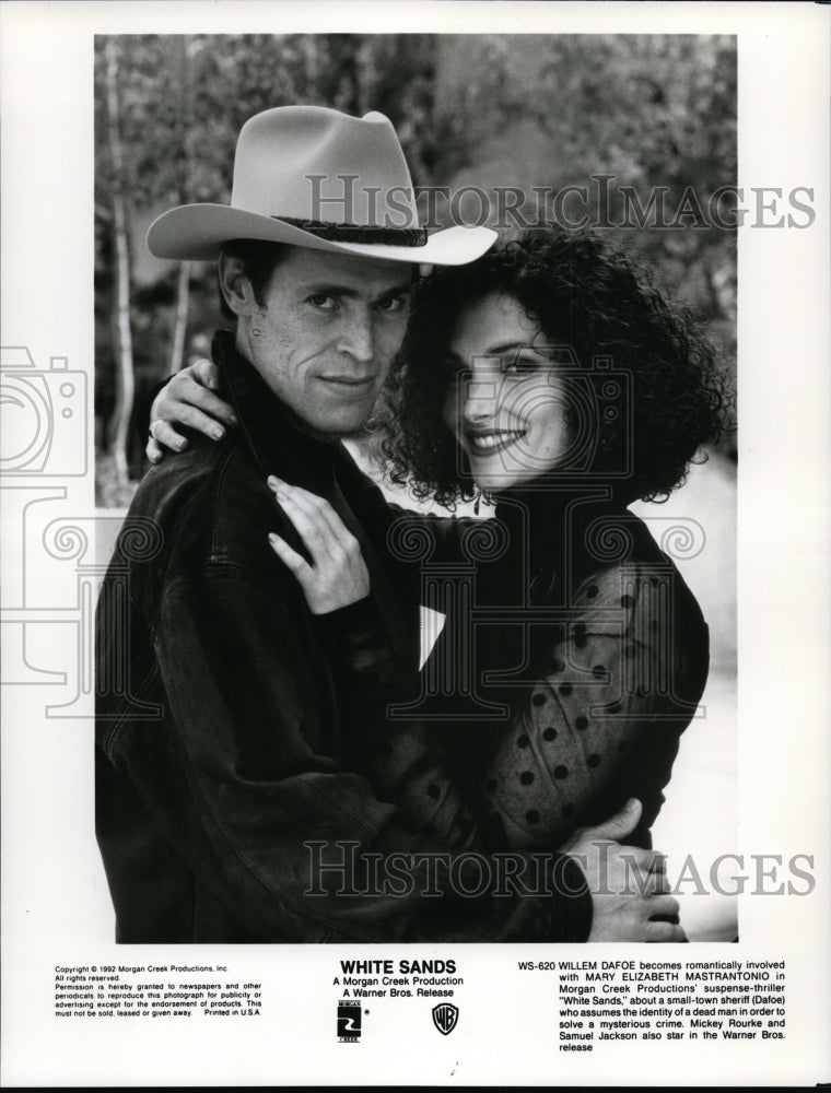 1992 Press Photo Willem Dafoe and Mary Elizabeth Mastrantonio in White Sands.- Historic Images