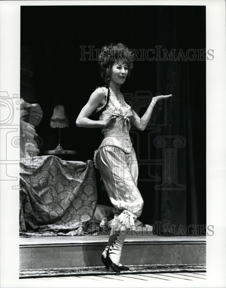 1990 Press Photo Vicki Lewis in The Lady From Maxims. - cvp85807- Historic Images