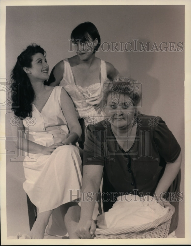 1994 Press Photo Natalie Colabianchi, Shanna McGee &amp; Joan Fuglewicz in Desdemona- Historic Images