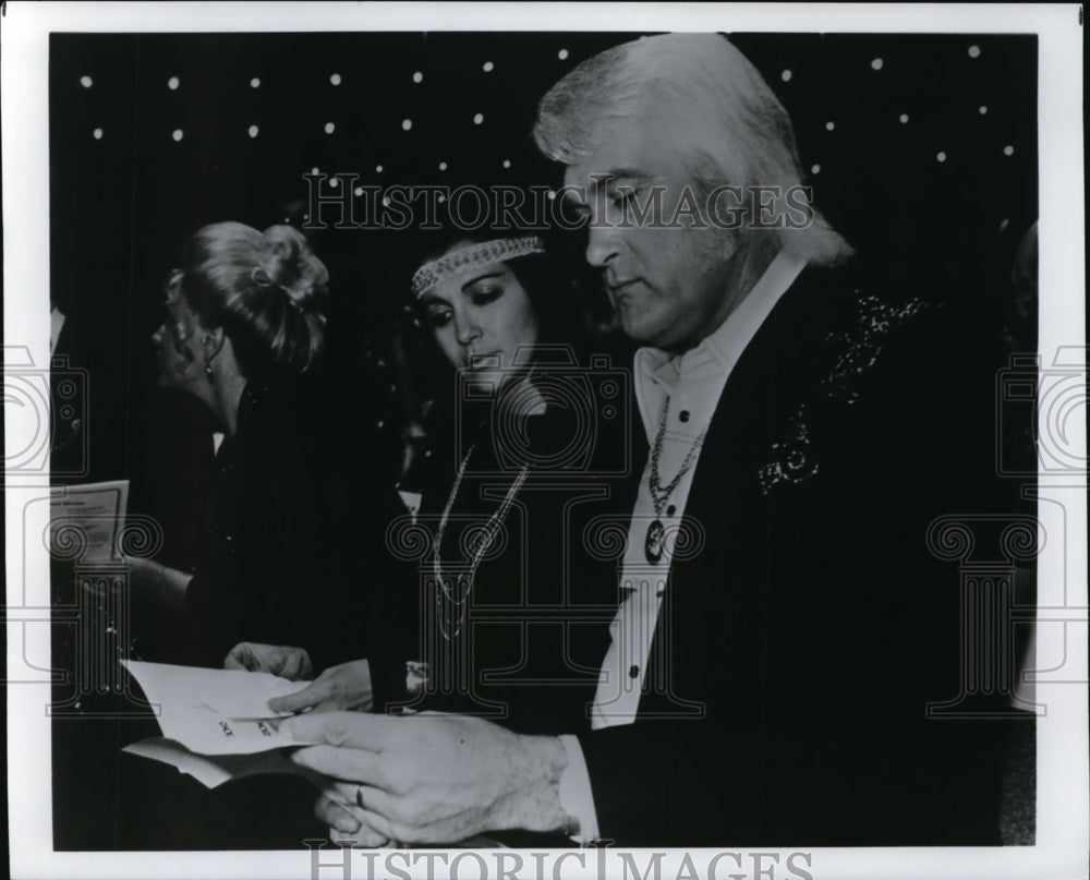 1976 Press Photo Charlie Rich with wife Margaret Ann at the Grammy Awards.- Historic Images