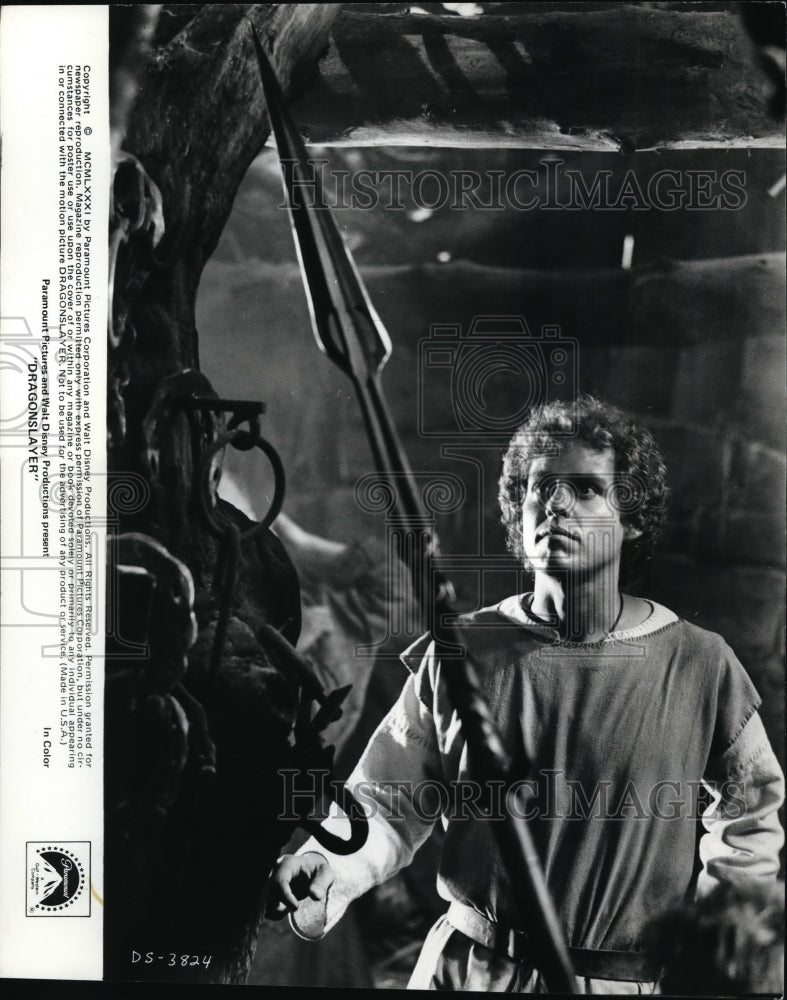 Load image into Gallery viewer, 1981 Press Photo Dragonslayer movie-Peter MacNicol - cvp89497

