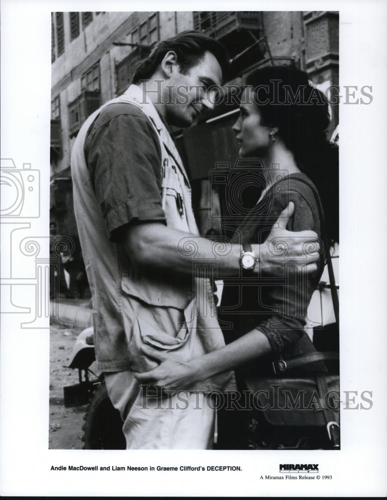 1993 Press Photo Andie MacDowell and Liam Neeson in Deception. - cvp89698- Historic Images
