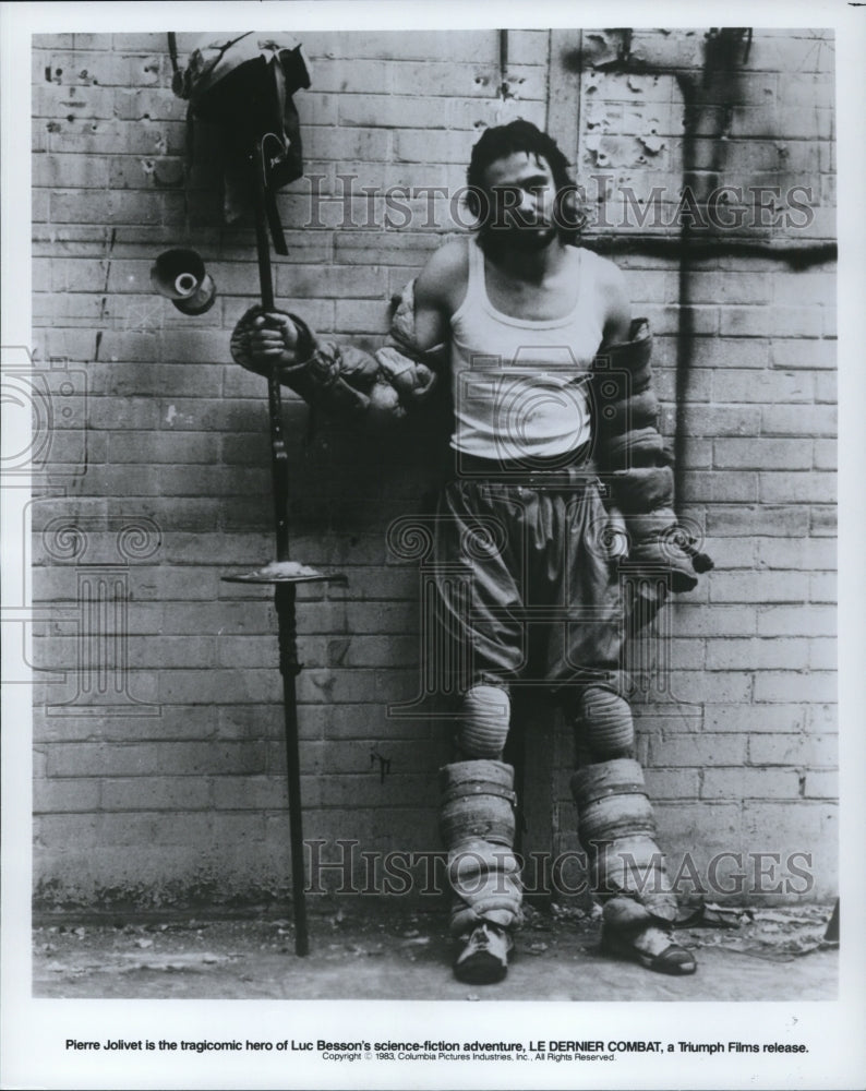 1983 Press Photo Pierre Jolivet is the tragicomic hero in "Le Dernier Combat"- Historic Images