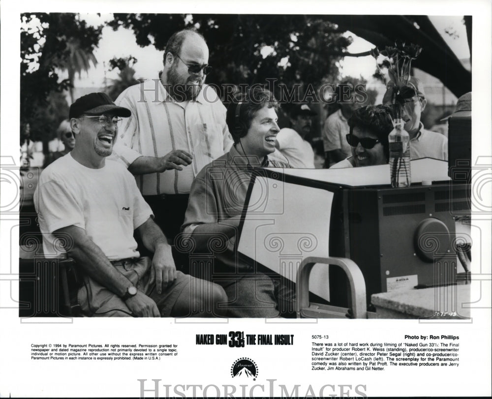 1994 Press Photo Robert K. Weiss and Peter Segal on set of Naked Gun 33 1/3.- Historic Images