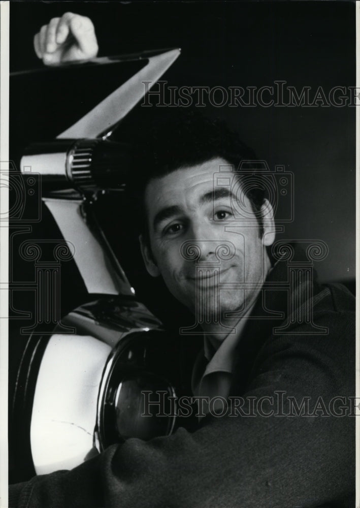 1992 Press Photo Actor Michael Richards stars in TV Show &quot;Seinfeld&quot; - cvp92055- Historic Images