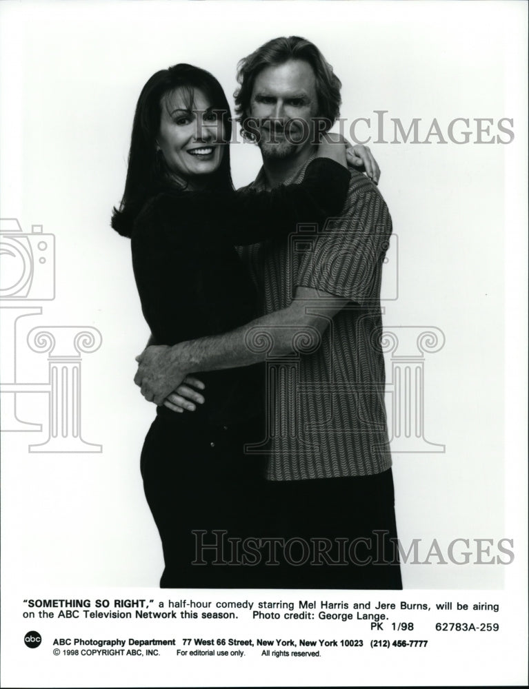 1998 Press Photo Mel Harris and Jere Burns stars in &quot;SOMETHING SO RIGHT&quot;- Historic Images