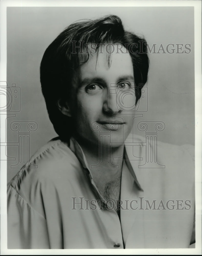 Press Photo Bronson Pinchot in The Trouble With Larry. - cvp93936- Historic Images