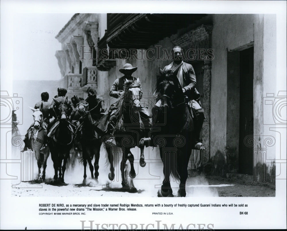 1986 Press Photo Robert De Niro in The Mission. - cvp94341- Historic Images