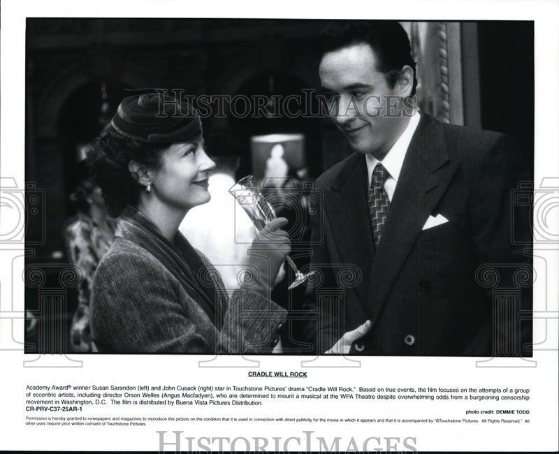 Load image into Gallery viewer, 1999 Press Photo Susan Sarandon and John Cusack in Cradle Will Rock. - cvp95128

