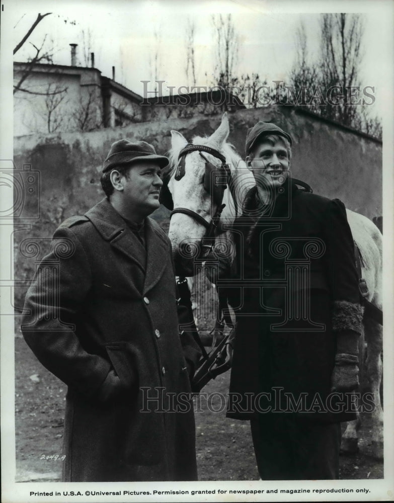 1972 Press Photo Michael Sacks and Eugene Roche in Slaughterhouse-Five.- Historic Images