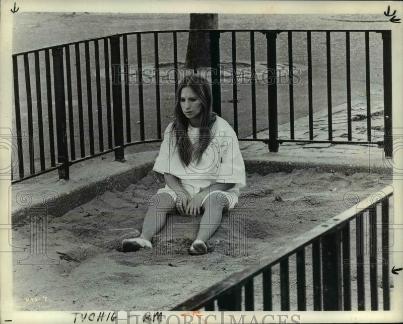 Load image into Gallery viewer, 1973 Press Photo Up The Sandbox-Barbra Streisand - cvp96084
