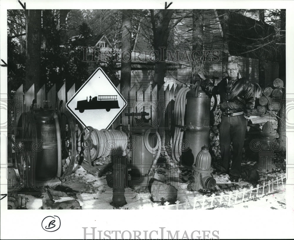 1989 Press Photo Bill Varnes in his backyard w/ antique fire fighting equipment- Historic Images