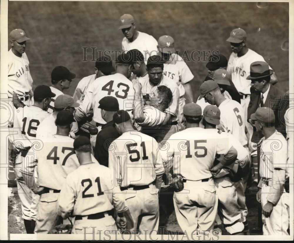 1937 Press Photo Pittsburgh Outfielder Fred Schulte Carried To Dug Out- Historic Images