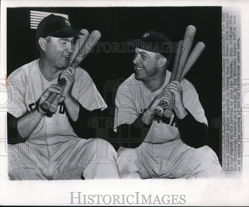 1950 Press Photo Yankees Infielder Johnny Mize Smiles At Johnny Hopp- Historic Images