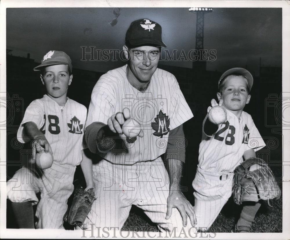 1958 Press Photo Bob Teifenauer and two sons Bob Jr And Jeff- Historic Images