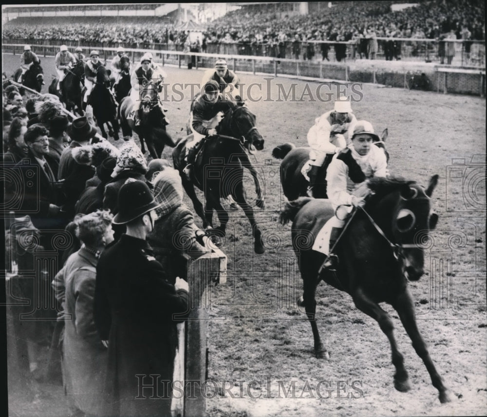 1947 Press Photo Field Rounds Turn In Queens Prize Two Mile Handicap Race- Historic Images