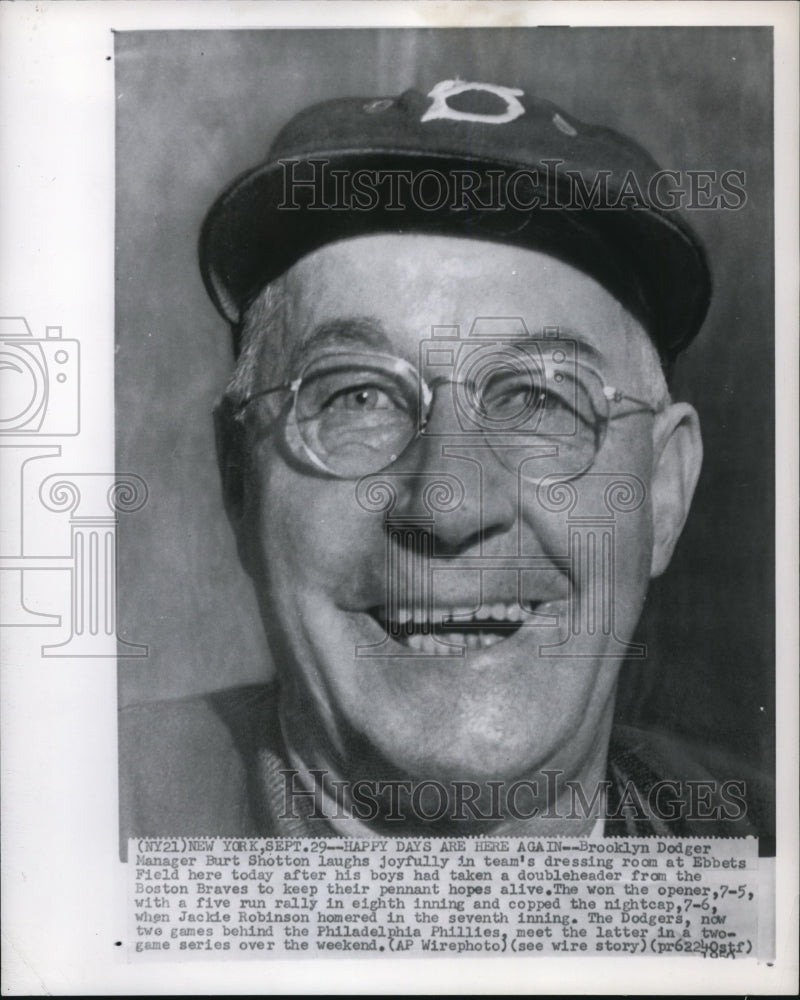 1950 Press Photo Dodgers Manager Burt Shotton smiles in dressing room- Historic Images