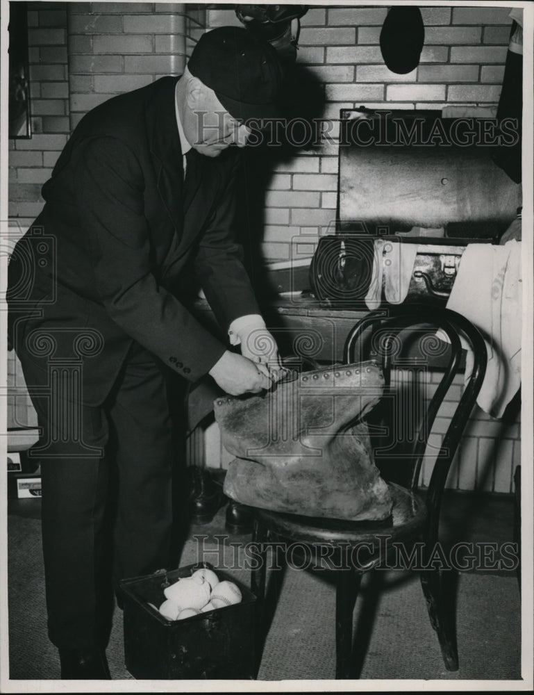 1948 Press Photo Umpire Bill Grieve Unlocks Bag - cvs01468- Historic Images