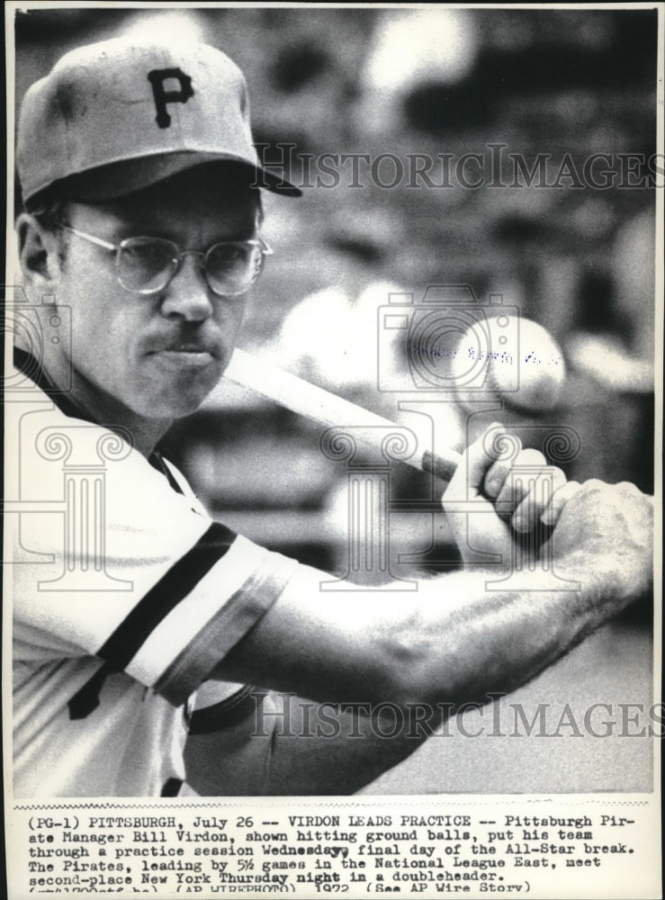 1972 Press Photo Pittsburgh Pirates Manager Bill Virdon Hits Ground Balls- Historic Images