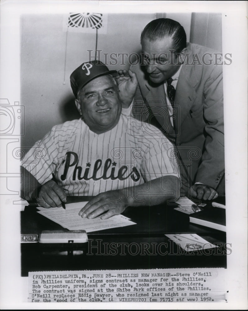 1952 Press Photo Steve O&#39;Neill Signs as Manager of Phillies with Bob Carpenter- Historic Images