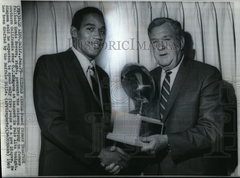 1969 Press Photo Former Stanford Ernie Nevers Present Heisman to O.J. Simpson- Historic Images