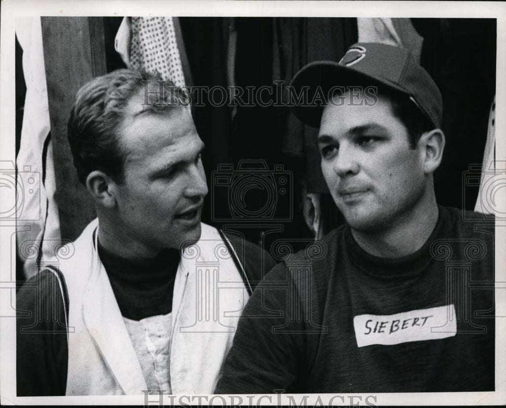 1966 Press Photo Duke Sims and Sonny Siebert of Cleveland Indians - cvs03916- Historic Images