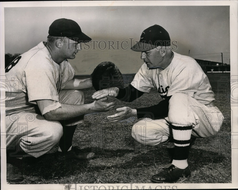 1951 Press Photo Tribe&#39;s Herold Muddy Ruel Gives Advice to Rookie Leo Koprowski- Historic Images