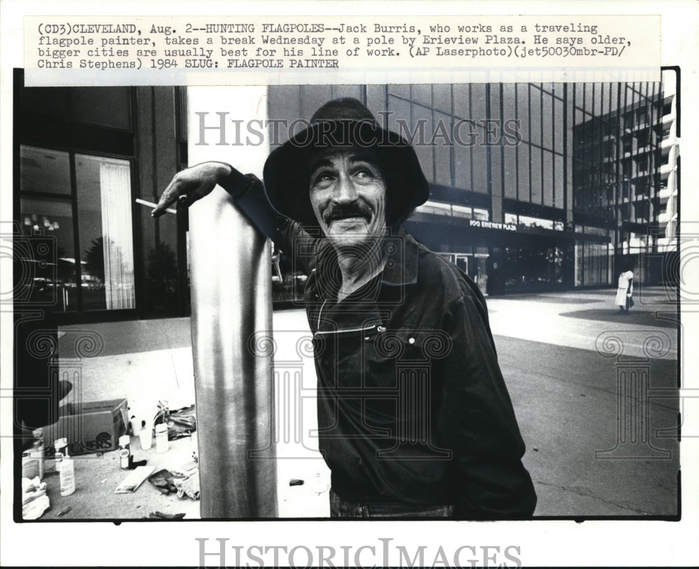 1984 Press Photo Jack Burris a Flagpole Painter takes a Break at Erieview Plaza- Historic Images