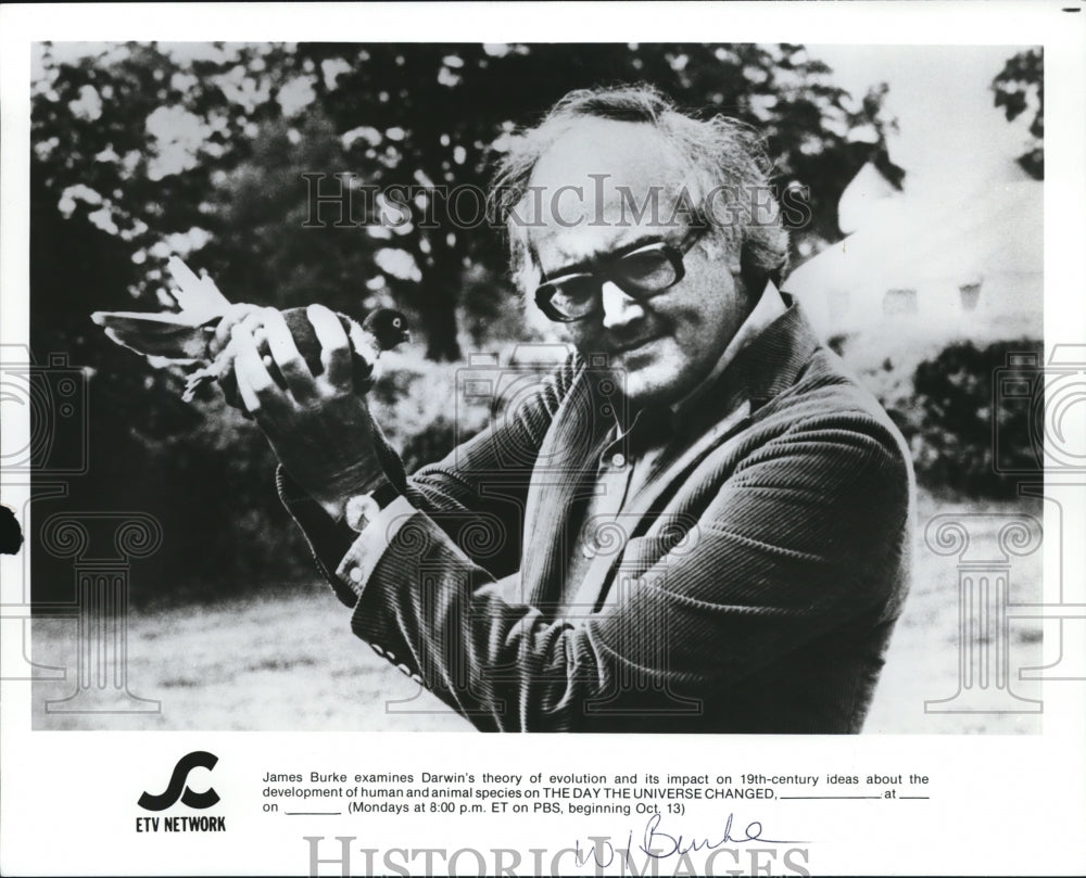 1986 Press Photo James Burke examines Darwin&#39;s theory of evolution and impact- Historic Images