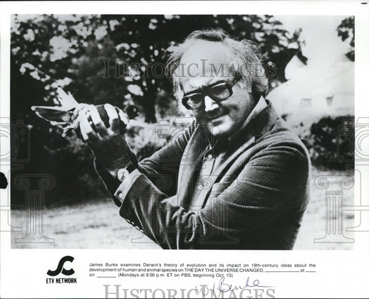 1986 Press Photo James Burke examines Darwin's theory of evolution and impact- Historic Images