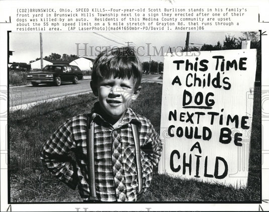 1986 Press Photo 4 year old Scott Burlison stands in his family's front yard- Historic Images