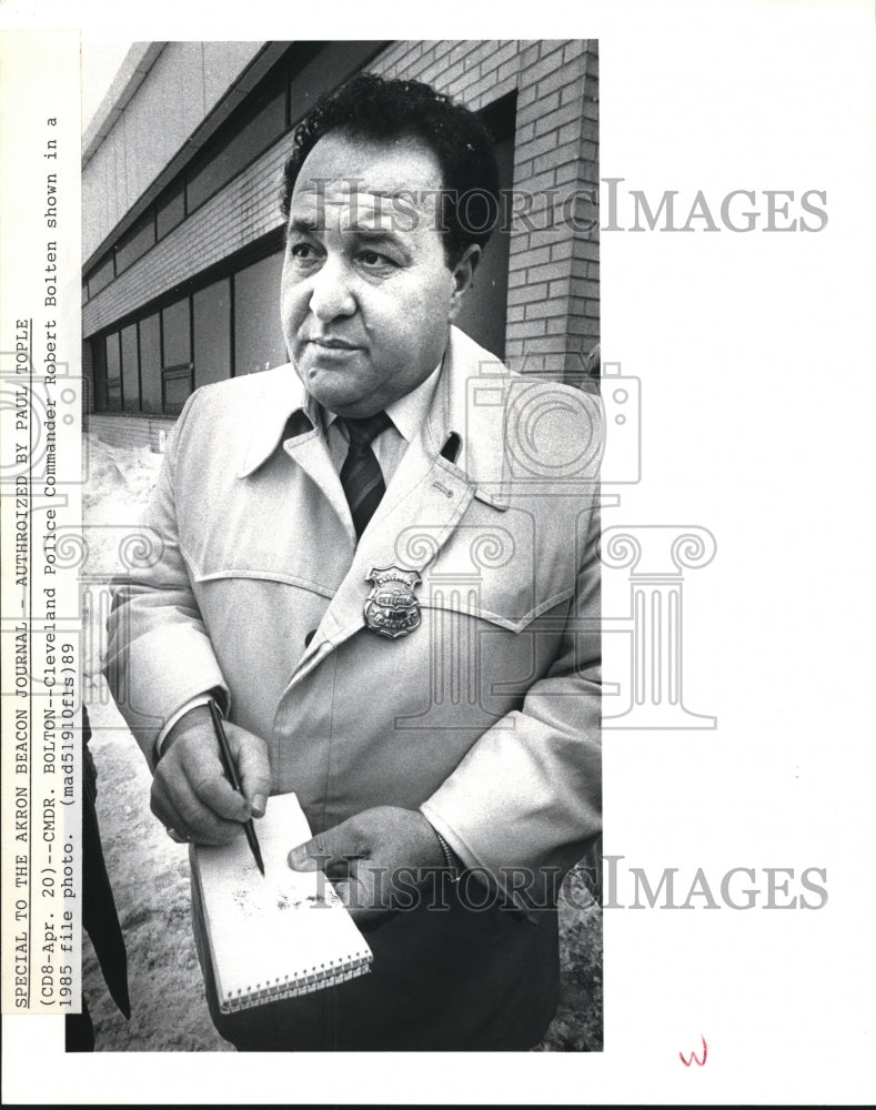 1985 Press Photo Bob Bolton spokesman for Police Dept draws shooting scene- Historic Images