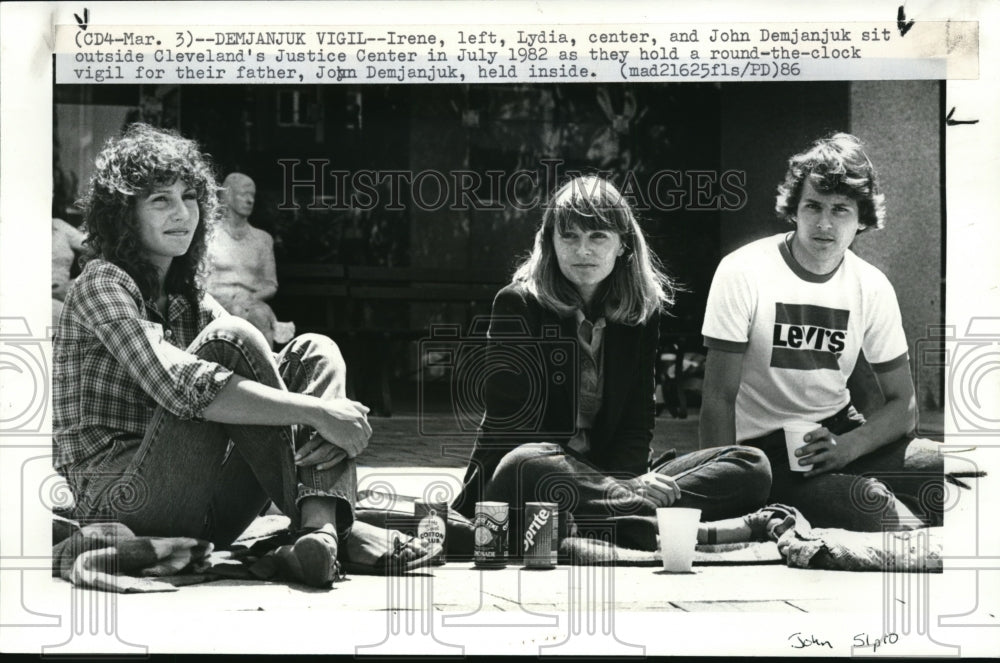 1982 Press Photo Demjamjuh children holding a vigil for their father - cvw00822- Historic Images