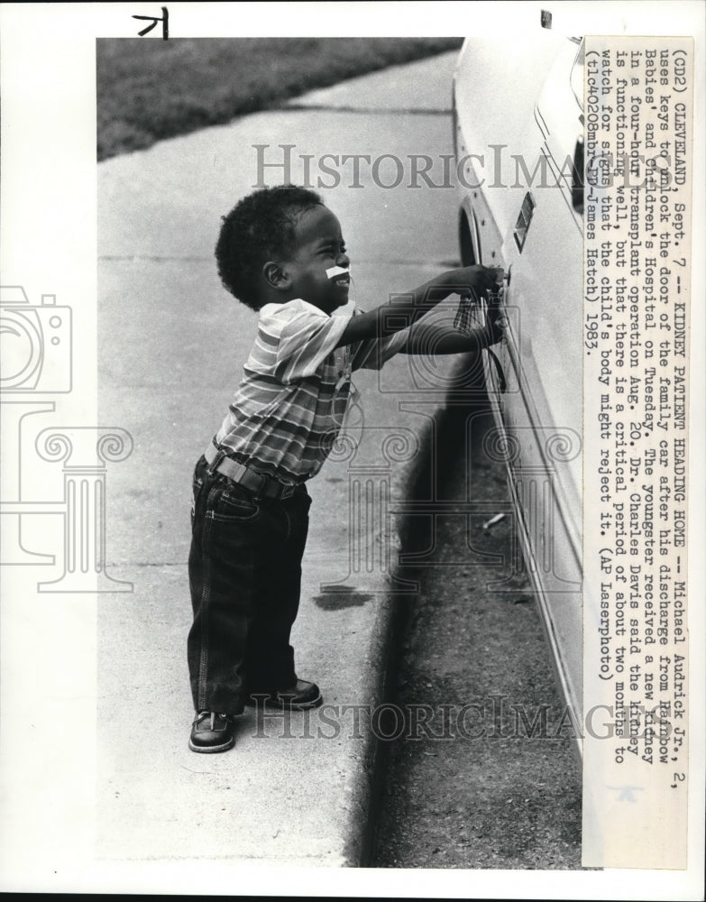 1983 Press Photo Michael Audrick Jr., uses keys to unlock the family&#39;s car door.- Historic Images