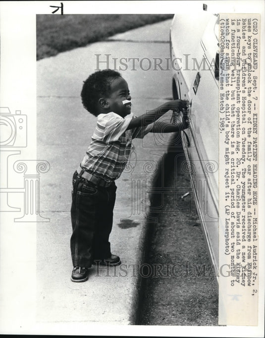 1983 Press Photo Michael Audrick Jr., uses keys to unlock the family's car door.- Historic Images