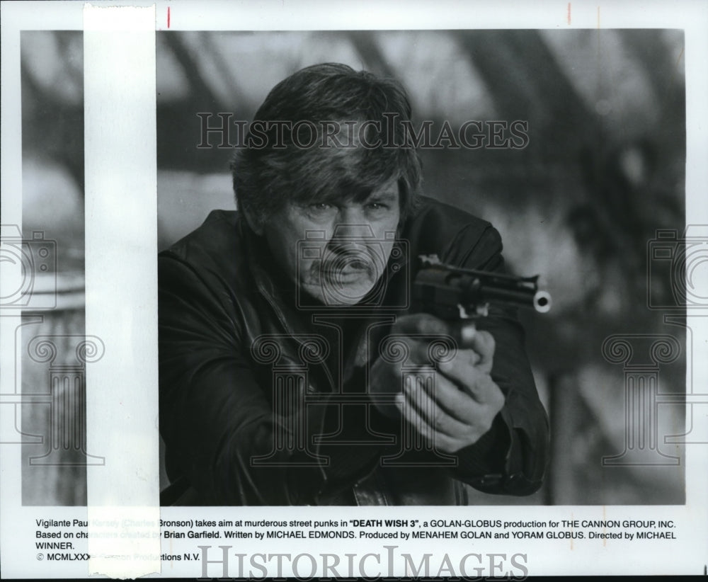 1985 Press Photo Takes aim at murderous street punks in &quot;Death Wish 3&quot;- Historic Images