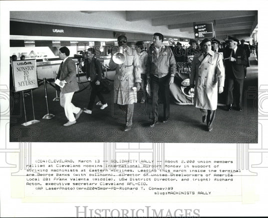 1989 Press Photo George Banks, Dir of USW Local 28 with bull horn, Frank Valenta- Historic Images